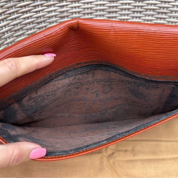 Authentic Louis Vuitton vintage 1990s unisex Brown Epi leather pochette amberop - Picture 13 of 16